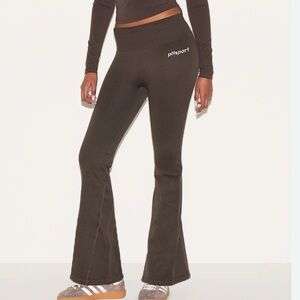 PRETTY LITTLE THING SPORT ESPRESSO SEAMLESS RIBBED DETAIL HIGH WAIST YOGA FLARE